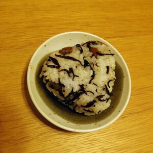 ひじきの煮物と昆布茶で　おにぎり